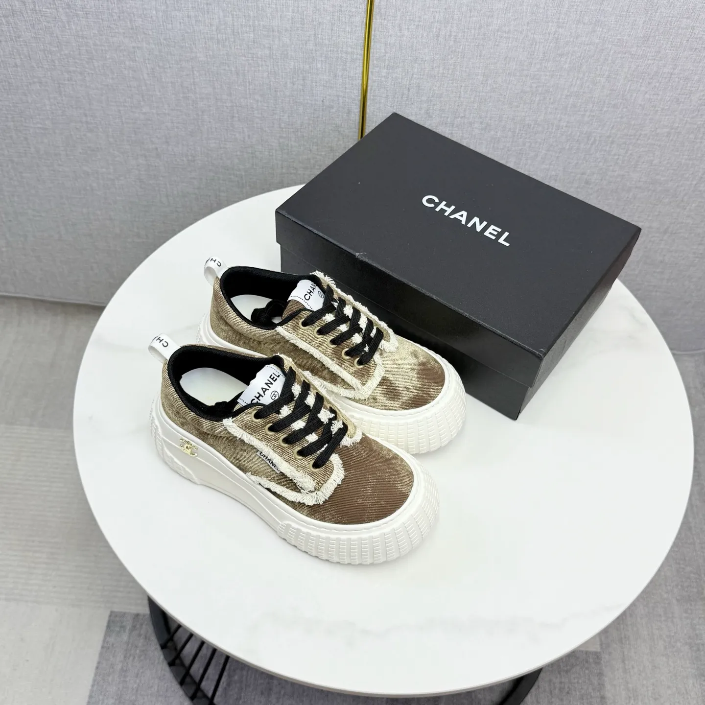 💕💕Factory direct selling price p640💕💕 Chanel Panda Shoes! 2025 counter's top casual sports shoes, this classic design; the upper is in the style of electric embroidery with various techniques; the outsole is fashionable and sporty; the unusual inclusion of a variety of color matching elements... The diversified mix and match is very good-looking and versatile, and can be used for leisure, fashion, sports, and outdoor... ꫛꫀꪝ Go➫ Materials: ❶Upper made of: original imported first-layer silk cowhide + original version waterproof cloth + original first-layer cowhide ❷Inner lining: Original Yangli+wang ❸ Outsole based on: Original TPU combination outsole Counter boutique packaging complete set for women 35–41